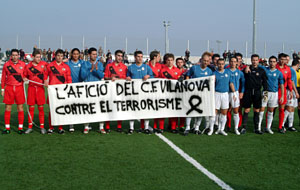 Els jugadors del Vilanova i la Gramenet també es van volen sumar al rebuig de l'atemptat de Madrid. fdg/miquel vall