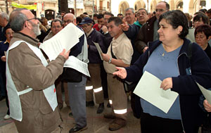 Un representant sindical repartint les fotocopies de la proposta municipal i la dels sindicats. fdg/carles castro