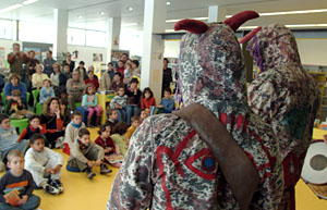Els vestits de diables de Cardona Torrandell visiten la seva Biblioteca. fdg/carles castro