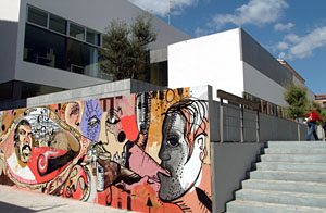 El grafit dona un toc de color als exteriors de la biblioteca. fdg/carles castro