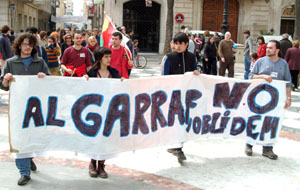 Els manifestants van llegir un manifest quan van arribar a la plaça de la Vila. fdg/carles castro