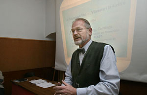 El professor Ole Thorson durant la seva xerrada a la Talaia. fdg/ juanpe rodriguez