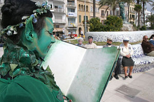 Les escultures humanes van donar un toc original al Passeig de la Ribera. fdg/juanpe rodriguez