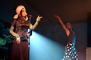El grup va omplir d'estils musicals la carpa del passeig de Sitges. fdg/rita lamsdorff