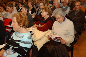 Un nombrós públic es va aplegar a la sala d'actes de la UPC per presenciar el reportatge. fdg/rita lamsdorff