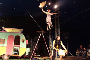 Circ Pànic va inaugurar el 1er festival de Circ de la Masia d'en Cabanyes. fdg/carles castro