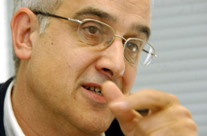 El vilanoví Francesc Murgades, a la cuina de casa seva. FdG/Juanpe Rodríguez