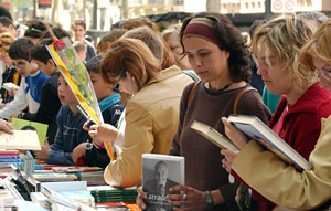 Imatge d'arxiu de la diada de Sant Jordi 2003. FdG/Carles Castro