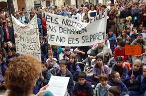 Els pares i alumnes de la escola Montserrat es manifesten a Vilanova. fdg/rita lamsdorff