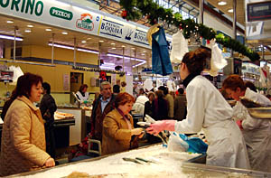 Cada parada del mercat disposarà dun petit expositor on es podran recollir les butlletes de participació. fdg/ carles castro