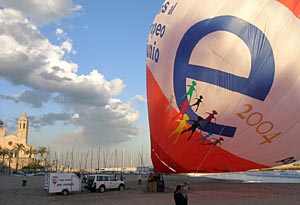 El fort vent va fer imposible que es pogués enlairar el globus.