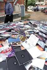 La policia local ha confiscat més de 2.600 copies pirates. fdg/carles castro
