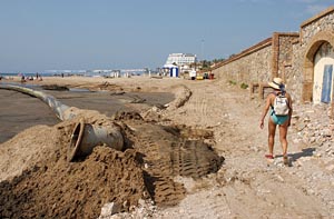 Imatge d'arxiu d'una actuació per regenerar les platges de Sitges. FdG