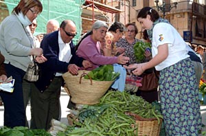 Molta gent es va acostar fins la plaça de les Cols per gaudir dels bons preus del mercat. fdg/miquel vall
