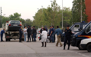 Moment en que la policia recollia el vehicle que els delicuents van fer servir a la seva fugida. fdg/rita lamsdorff