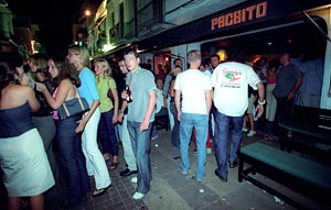 Imatge d'arxiu d'uns joves a les portes d'un bar musical a Sitges. FdG