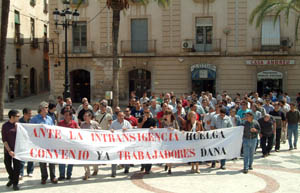 Els treballadors van recorrer la rambla principal fins arribar a la plaça de la Vila. fdg/ carles castro
