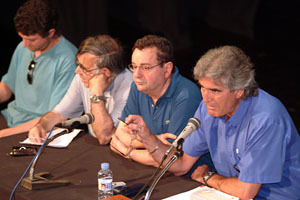 Els representants sindicals durant l'assemblea al teatre Principal. fdg/carles castro