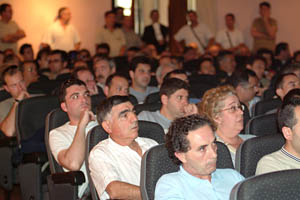 Imatge dels treballadors a l'última assemblea cel.lebrada al teatre principal. fdg/carles castro