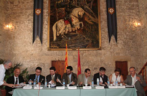 Els alcaldes i presidents dels consell comarcals en el moment de la signatura del pacte. fdg/ carles castro