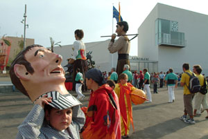 La cercavila de festa major de les roquestes apropa els ciutadans al nou edifici. fdg/carles castro