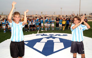 Imatge d'arxiu de l'inauguració del nou camp municipal on es veuen els diferents equips de futbol base. fdg/carles castro
