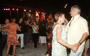 El ball de festa major es va veure sorpres per la pluja. fdg/ tere belmonte