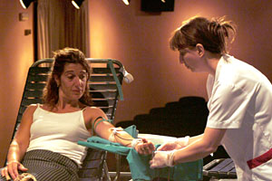 Imatge d'arxiu d'una voluntària donant sang. Foto: FdG/Carles Castro