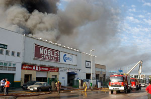 L'espectacular incendi es podia veure desde diferents punts de la ciutat. fdg/ carles castro