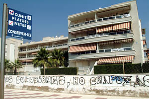 Els veïns han penjat pancartes als balcons de primera línia de mar de Cunit.  fdg / carles castro