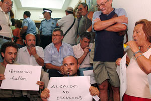 Els manifestants van impedir la celebració del ple diverses vegades.  fdg/ carles castro