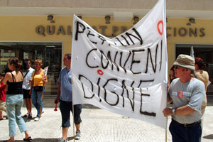 Els treballadors es van trobar amb el conseller Rañé que visitava la ciutat. fdg/ carles castro