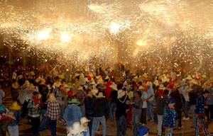 El foc i la polvora donaran el tret de sortida de la festa major 2004. fdg/carles castro