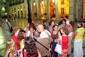 Mig centenar de persones es van concentrar a la plaça de la Vila. fdg/carles castro