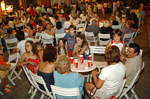 El sopar popular al carrer Vilafranca va treure els veins de casa. fdg/rita lamsdorff