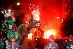 La Geltrú s'omple de besties i foc. fdg/ tere belmonte