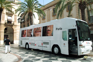El bus de l'Estatut aquest matí a la plaça de la Vila. fdg/carles castro