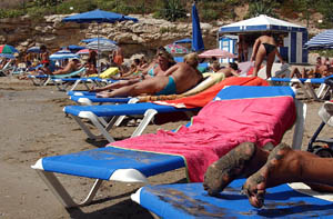 Els peus dels banyistes de Cala Balmins van patir els efectes del fuel. fdg/rita lamsdorff