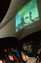 La festa de presentació del MIC'04 al xiringuito del Far. fdg/tere belmonte