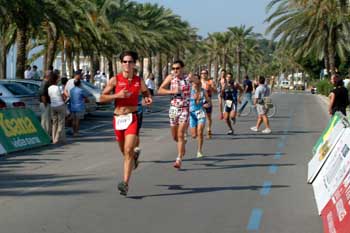 Torna la triatló a la platja de Vilanova. fdg/rita lamsdorff