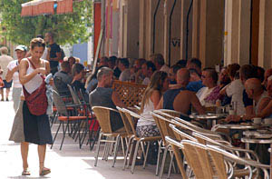 Imatge de la terrassa d'un bar, al municipi de Sitges. FdG