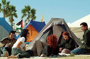 L'acampada solidària va patir els forts vents del cap de setmana. fdg/ tere belmonte