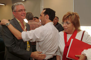 Rafael Roig es felicitat desprès del seu nomenament. fdg / carles castro
