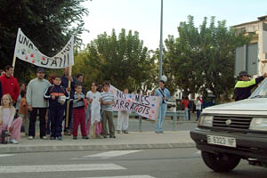 Els pares de l'escola es van manifestar per demanar la construcció d'un nou centre. FdG