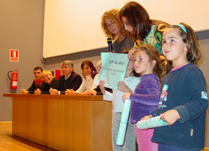 Moment de descobrir el nou nom de l'escola de Cubelles.