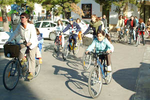 L'AGIS va convocar un ruta en bicicleta per diferents indrets de la vila. fdg/ miquel vall