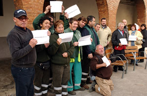 Els treballadors s'han concentrat davant les portes de l'Ajuntament. fdg/rita lamsdorff