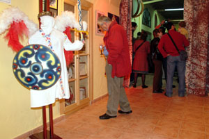El nou local acull una mostra de vestits e imatges dels diables. fdg/ tere belmonte
