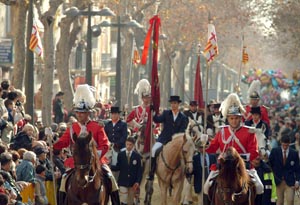 Imatge del banderer i els cordonistes al seu pas per la rambla Principal. fdg/ carles castro