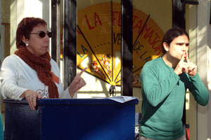 Presentació en silenci dels programa de Carnaval a La Unió Vilanovina. fdg/ carles castro